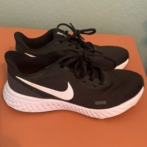 Nike revolution.  Light weight athletic shoe.